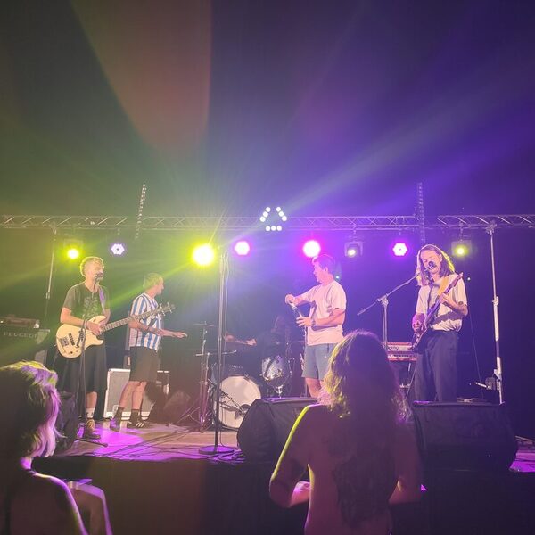 Groupe en concert avec jeux de lumières