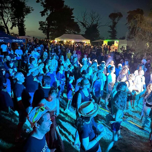 Le public danse sous les lumières bleues